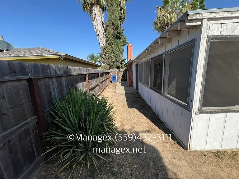 4575 N Lafayette Ave — Photo 14