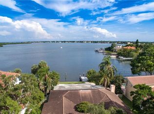2100 Tanglewood Way NE, Saint Petersburg, FL 33702
