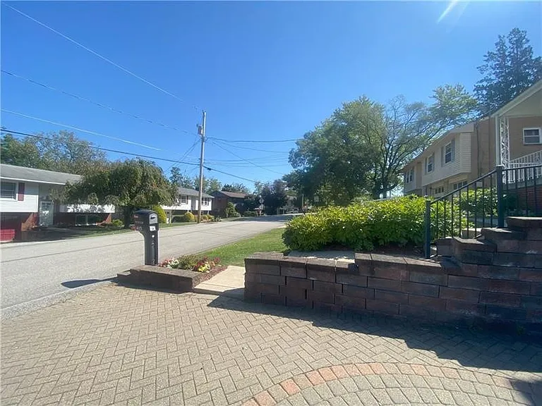 439 Crestview Dr — Photo 5