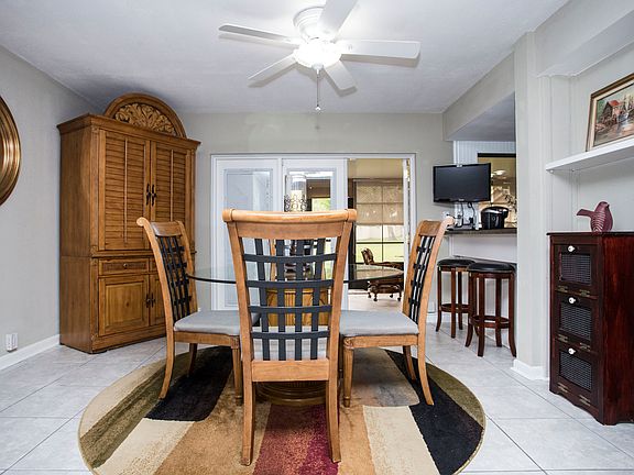 2nd image of 727 Oak Park Pl