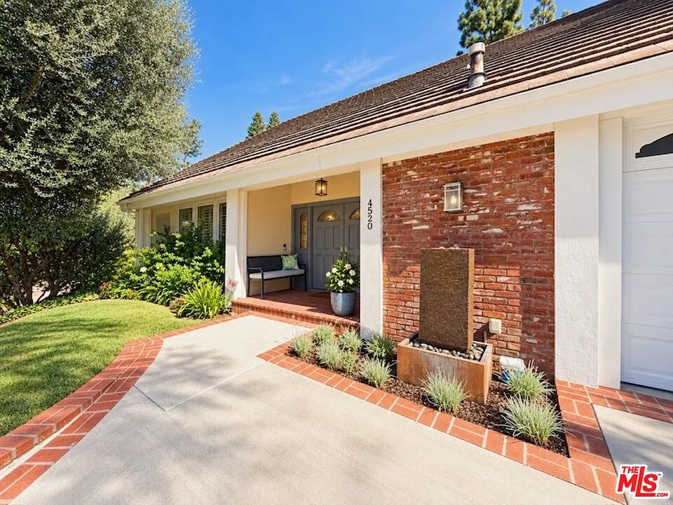 4 bed, 2.5 bath, 2418 sqft, $7,995 — Photo 2