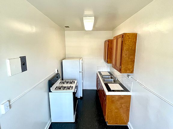 3rd image of 2017 Argyle Ave #1B-1Ba-650Sqft