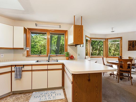 5th image of 601 E Lake Front Dr
