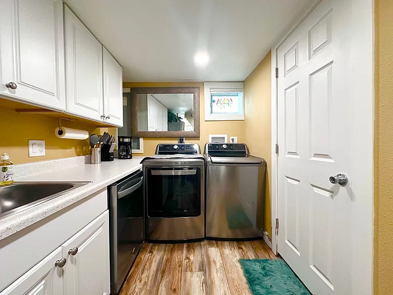 Modern Comfort Meets Convenience Fully Furnished 2-Bedroom ADU in Milwaukie! — Photo 1