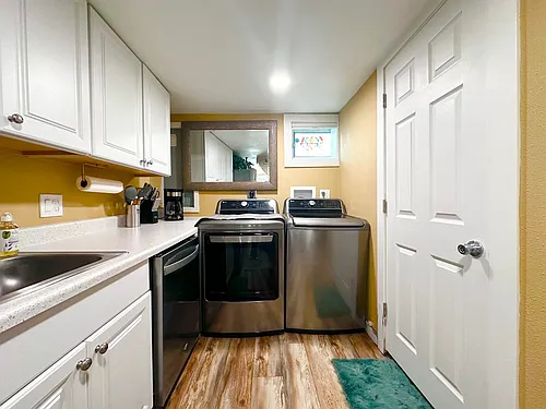 Modern Comfort Meets Convenience Fully Furnished 2-Bedroom ADU in Milwaukie! Photo 1