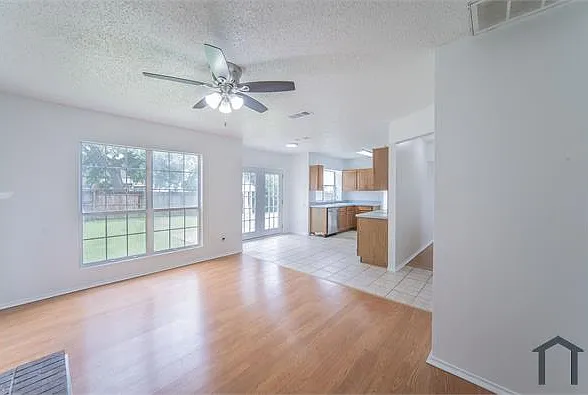 4 bed, 1800 sqft, $3,200 — Photo 4