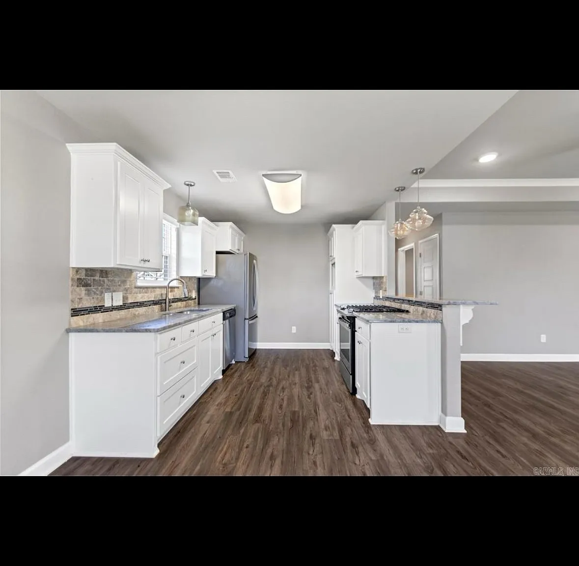 403 Carriage Dr — Photo 4