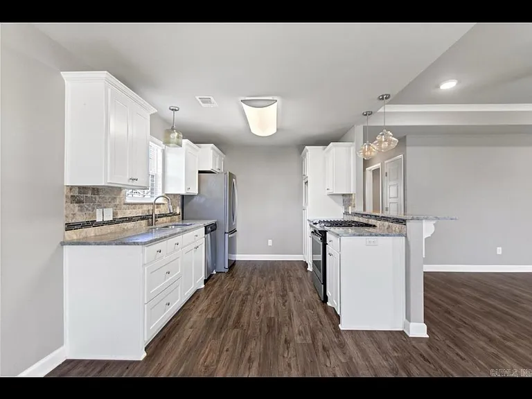 403 Carriage Dr — Photo 4