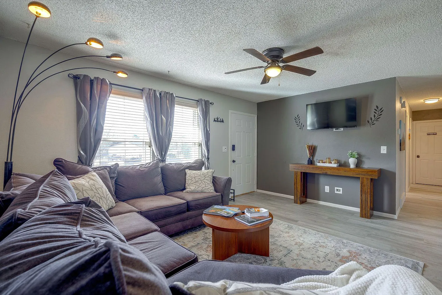 3 bed, 1.0 bath, 893 sqft, $2,806 — Photo 3