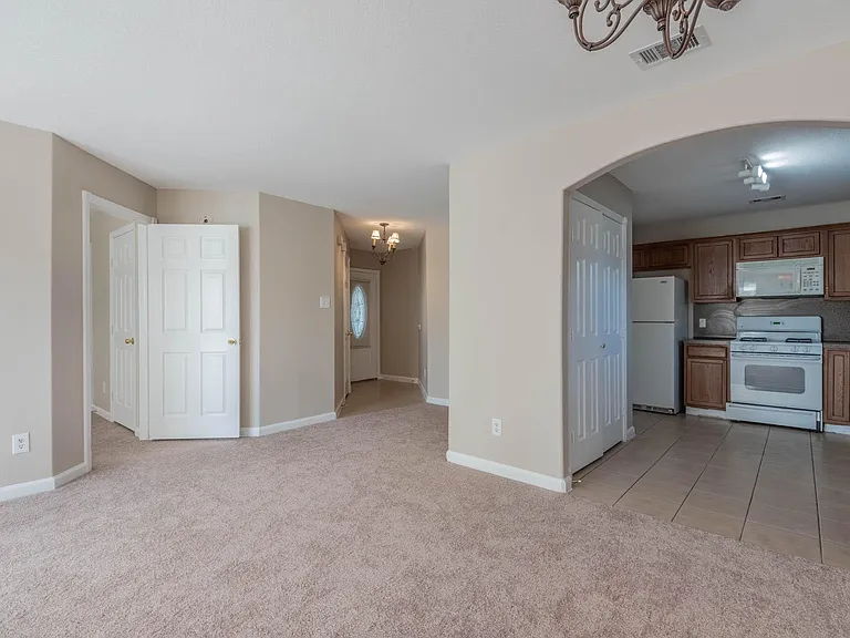 10203 Azalea Vlg — Photo 5