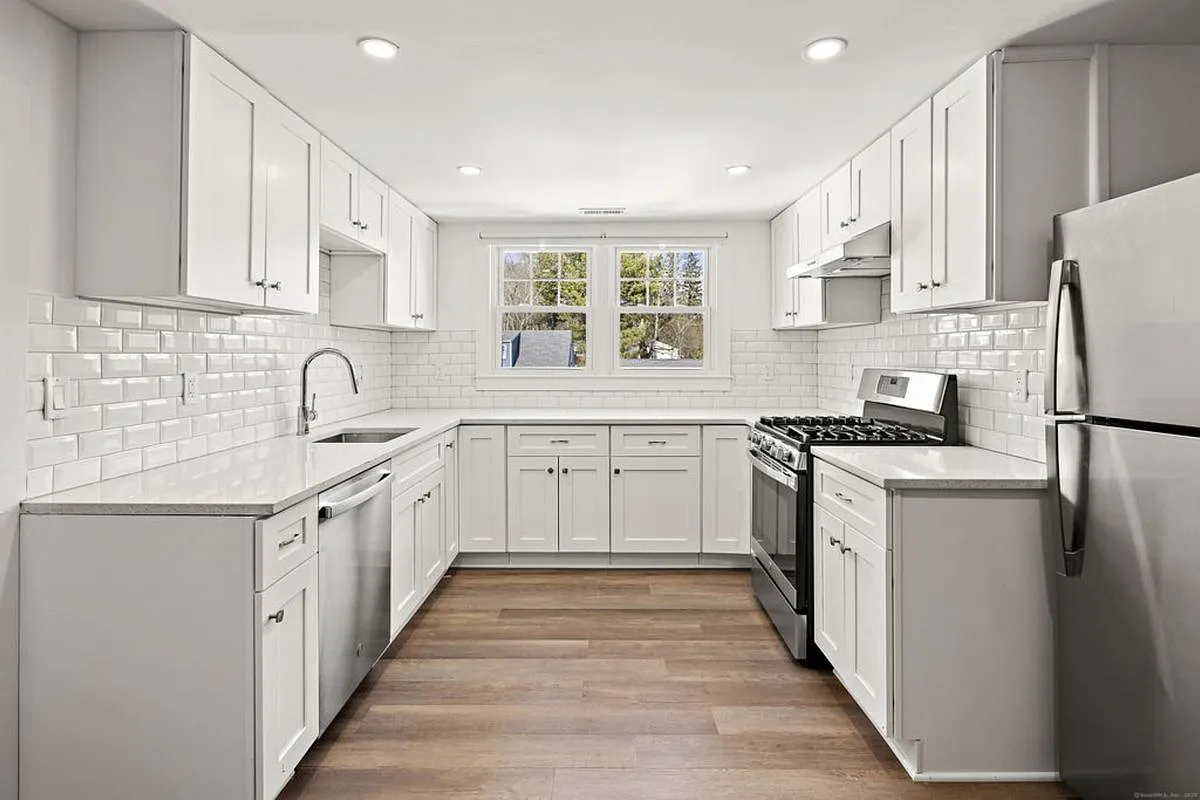 2 bed, 1.0 bath, 900 sqft, $3,200 — Photo 1