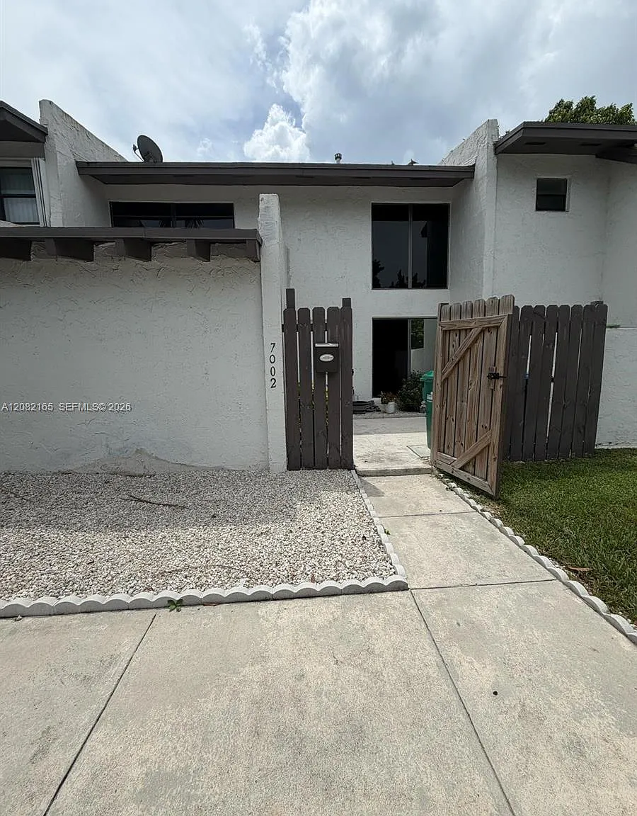 Snapper Creek Townhouses — Photo 1