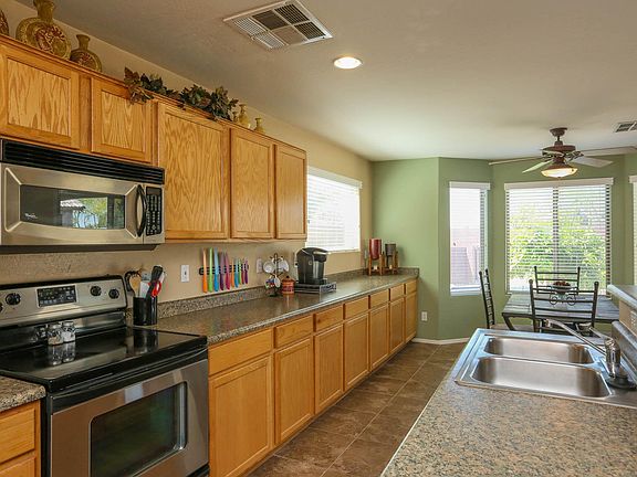5th image of 10618 W La Reata Ave