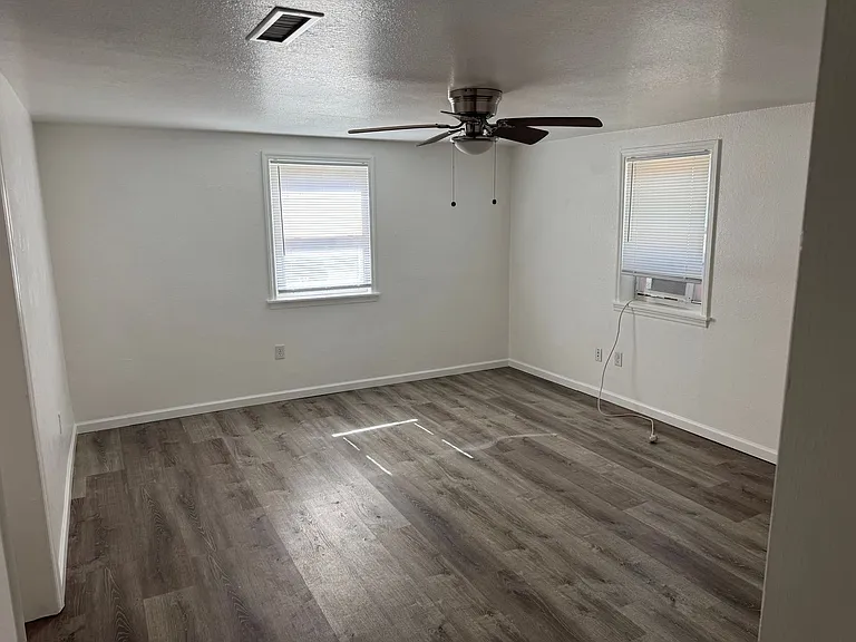414 W College St — Photo 2