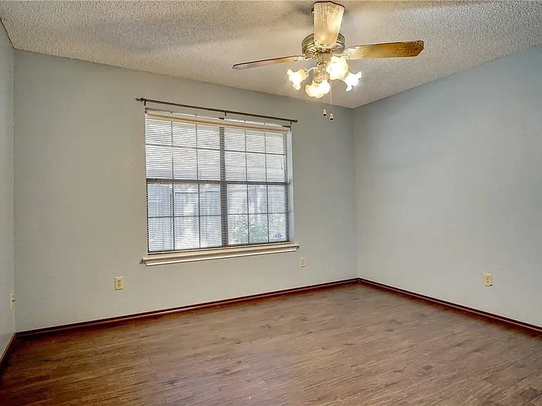 5705 Royal Club Dr — Photo 10