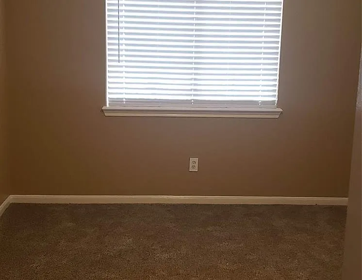 222 Canterbury Dr — Photo 9