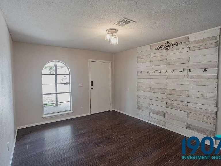 1041 SW 2nd St — Photo 5