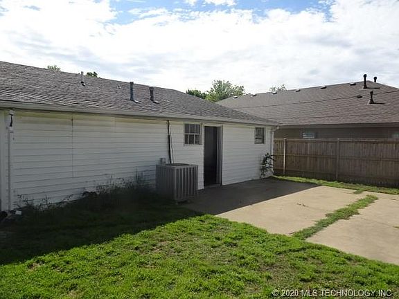 2nd image of 907 N Osage Ave