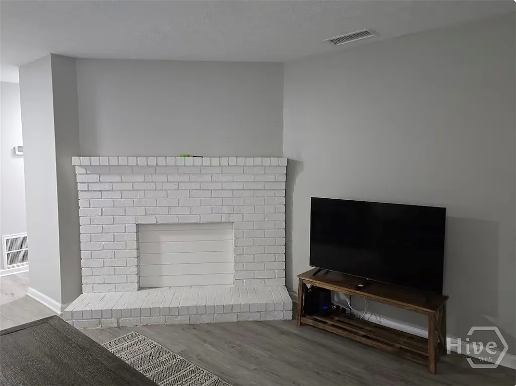 2 bed, 1.0 bath, 880 sqft, $1,300 — Photo 3
