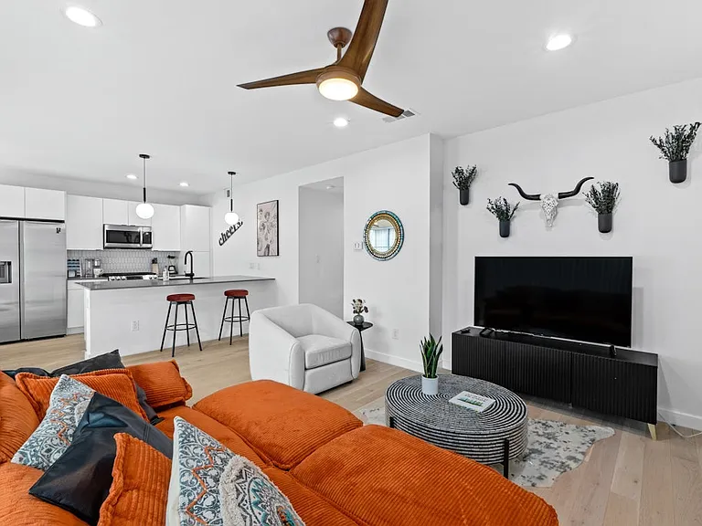 400 E 30th St #205 — Photo 19