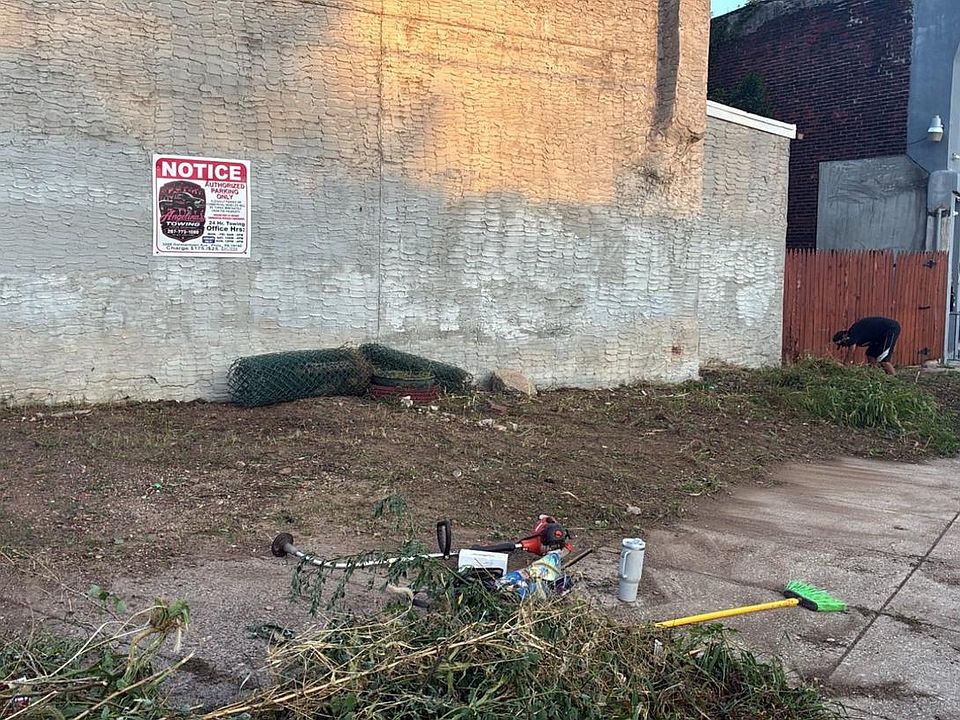 1st image of 820 W Schiller St