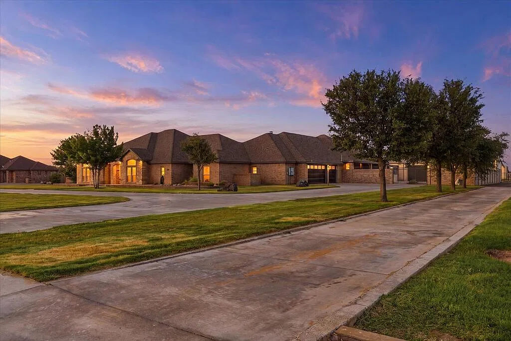 5 bed, 7.0 bath, 6500 sqft, $20,000 — Photo 2