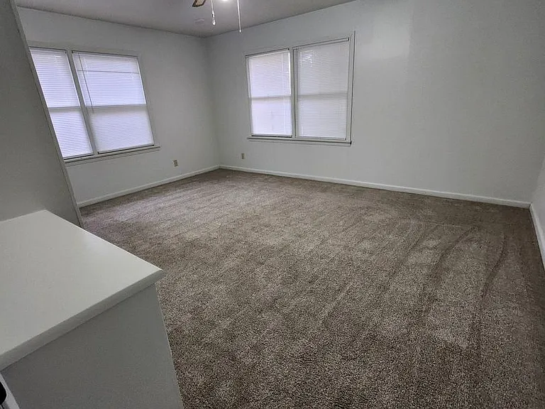 401 S Hoover St — Photo 13