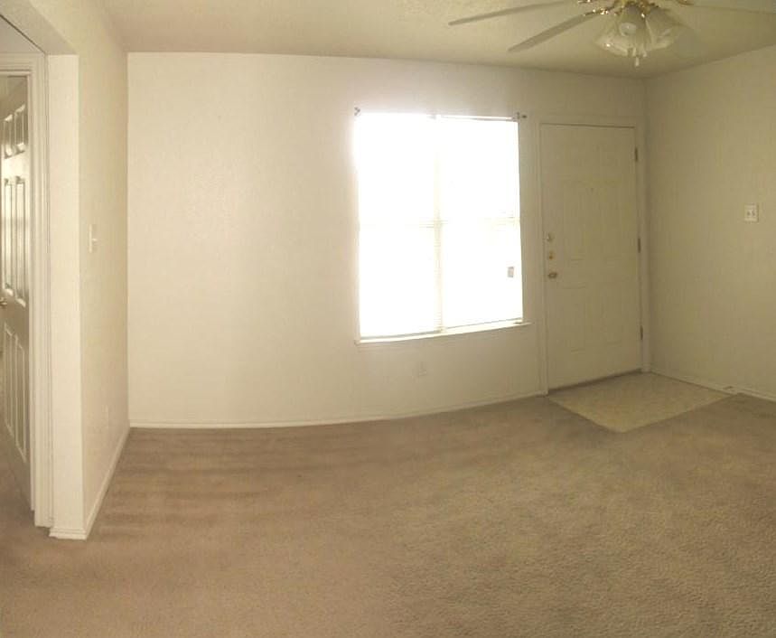 004_Living Room & Front Door_12132021