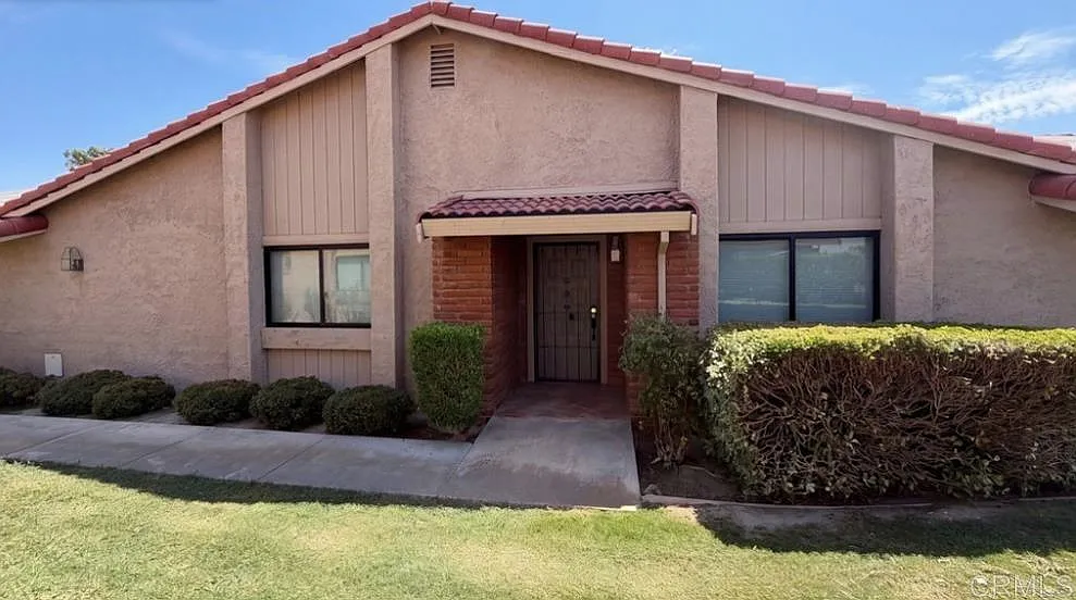 3 bed, 12.0 bath, 999 sqft, $3,000 — Photo 1