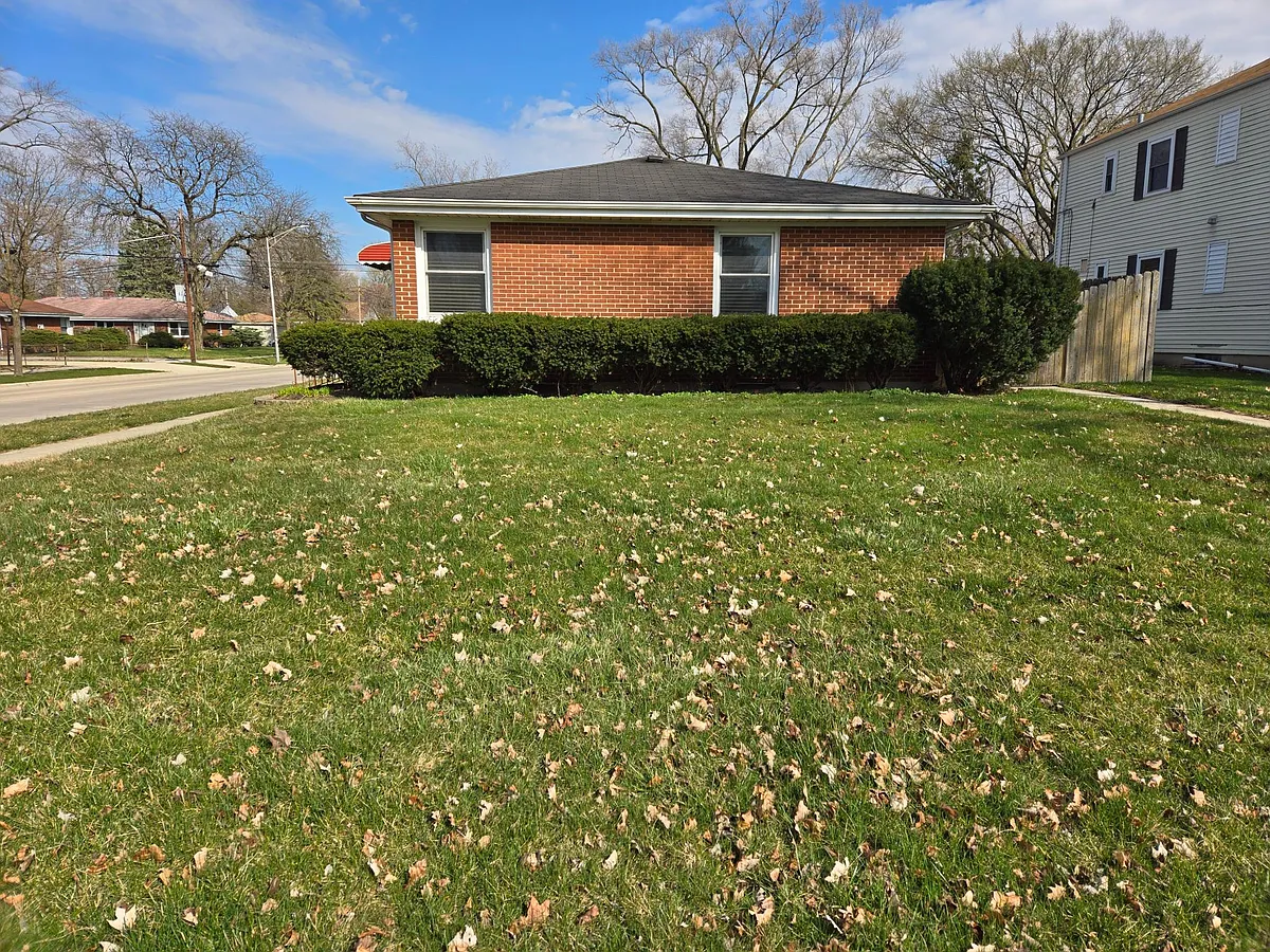 Building Photo - 739 E Maple St