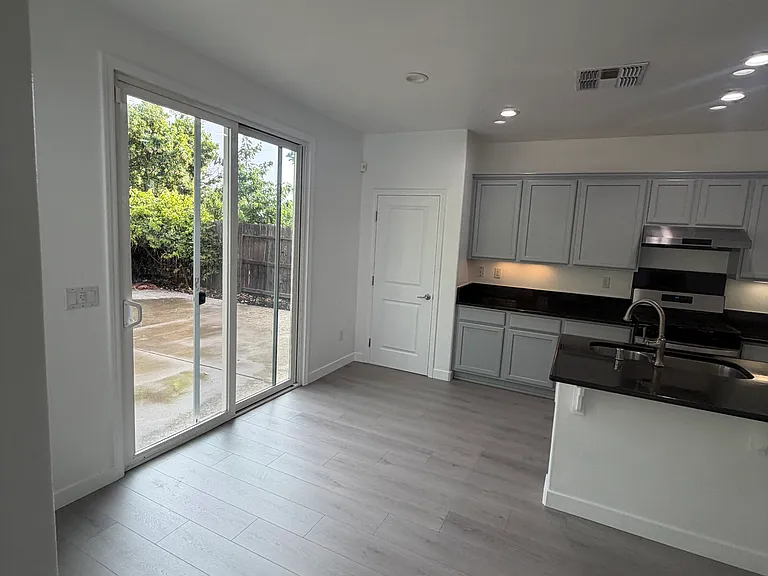 109 Cropton Ct — Photo 9