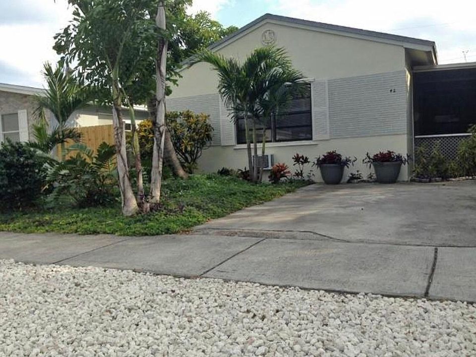 Front unit of triplex with street view