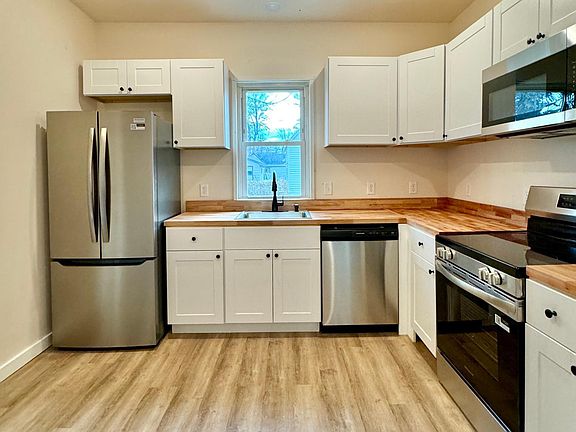 3rd image of 420 D St NE