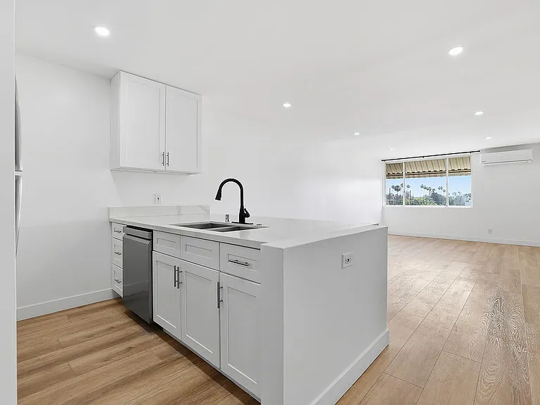 Encino Country Club Apartments — Photo 100