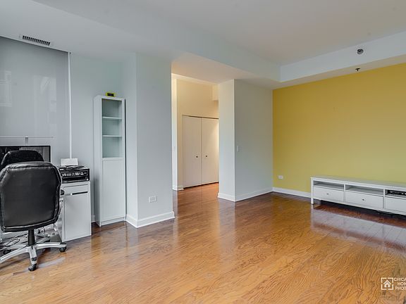 2nd image of 1841 S Calumet Ave APT T6