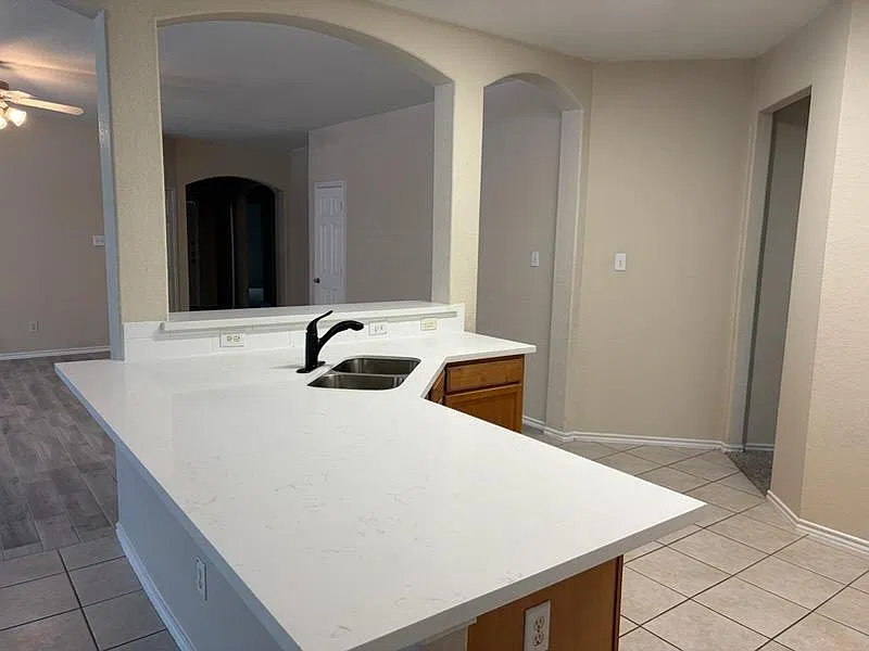 4 bed, 2.0 bath, 2051 sqft, $2,000 — Photo 3