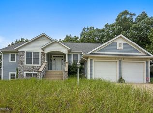 52105 Main Dr, New Buffalo, MI 49117