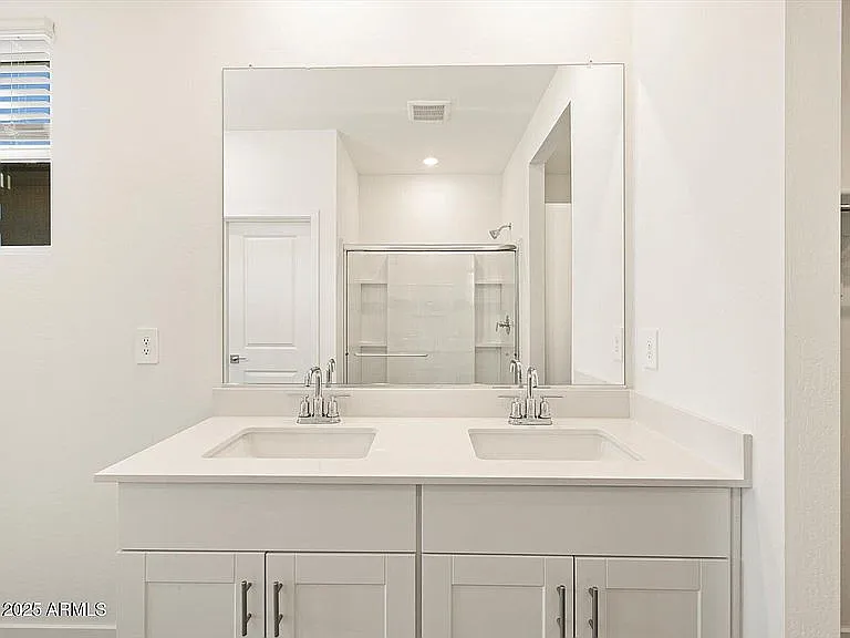 4 bed, 1832 sqft, $2,400 — Photo 3