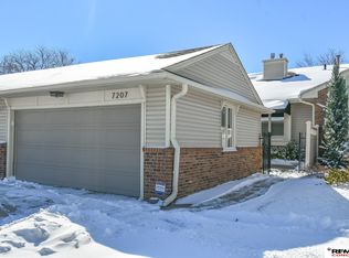 7207 Grand Oaks Dr, Lincoln, NE 68516