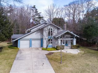 16121 Old Orchard Dr, Spring Lake, MI 49456