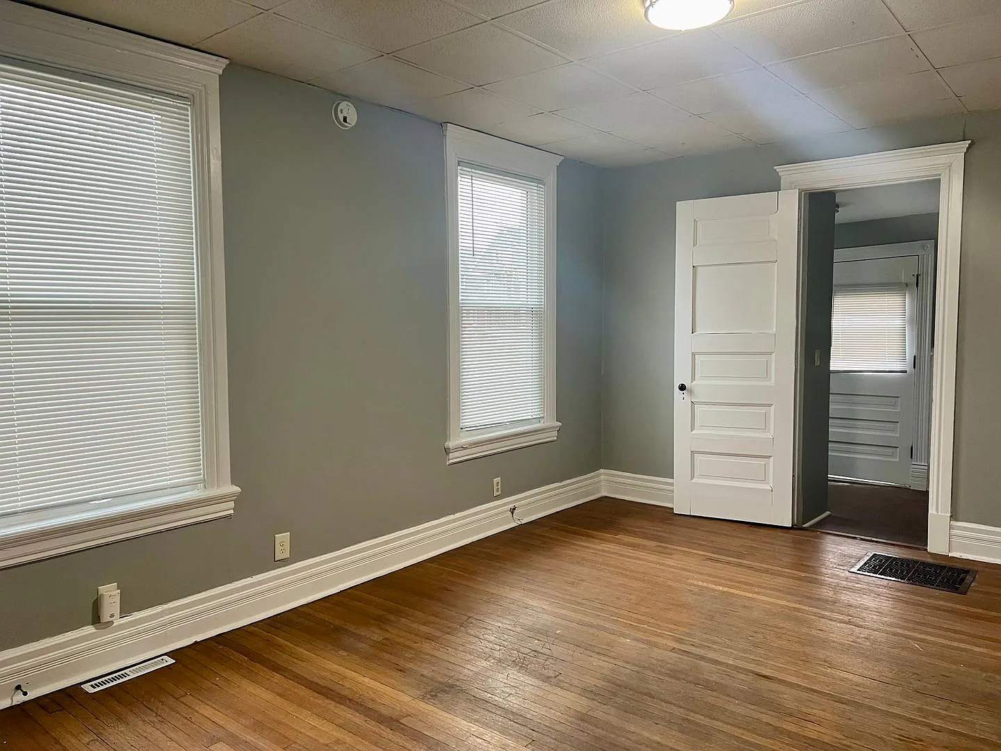 Spacious studio apartment near downtown — Photo 1