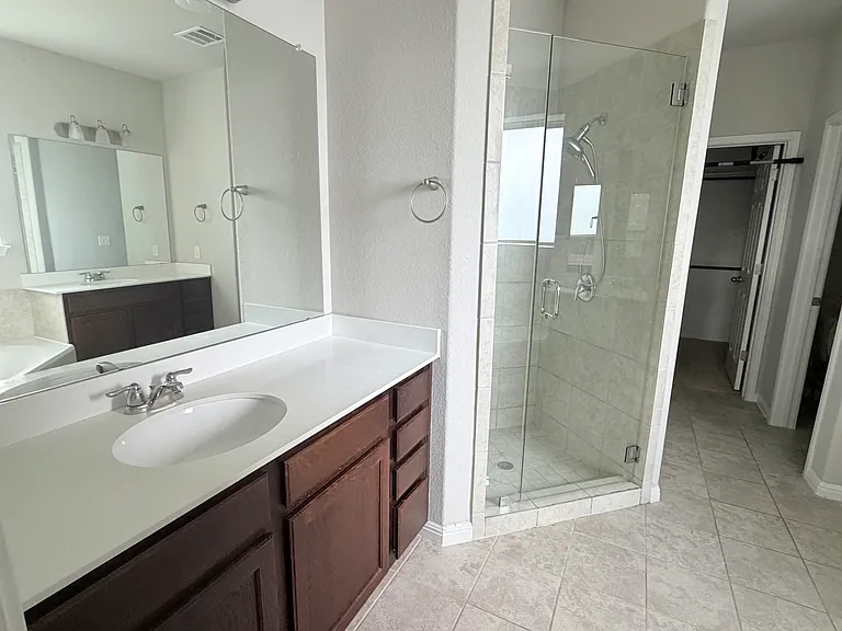 1009 Valley View Dr — Photo 12
