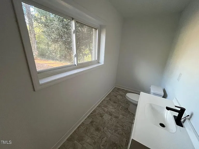 916 Forge Rd — Photo 32