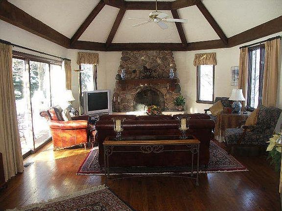 DRAMATIC FAMILY ROOM!