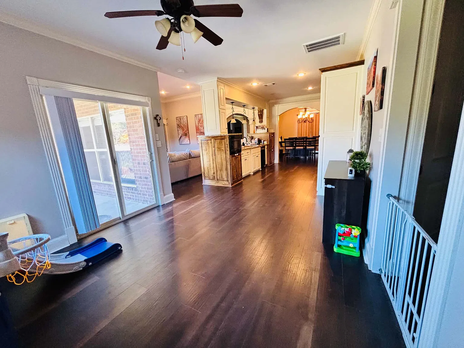 3 bed, 2347 sqft, $3,000 — Photo 3