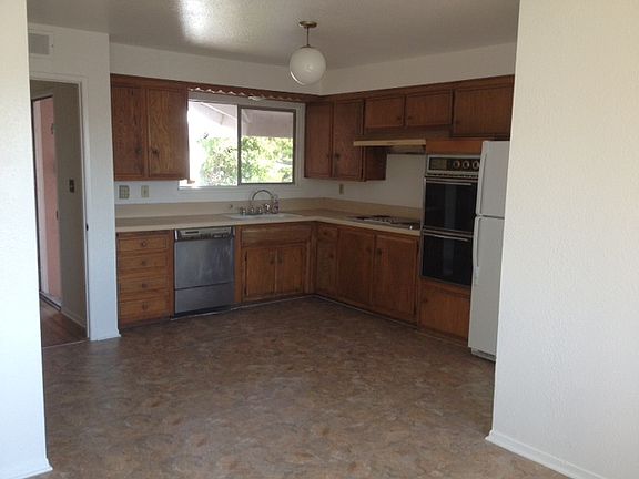 4th image of 415 Ladera St