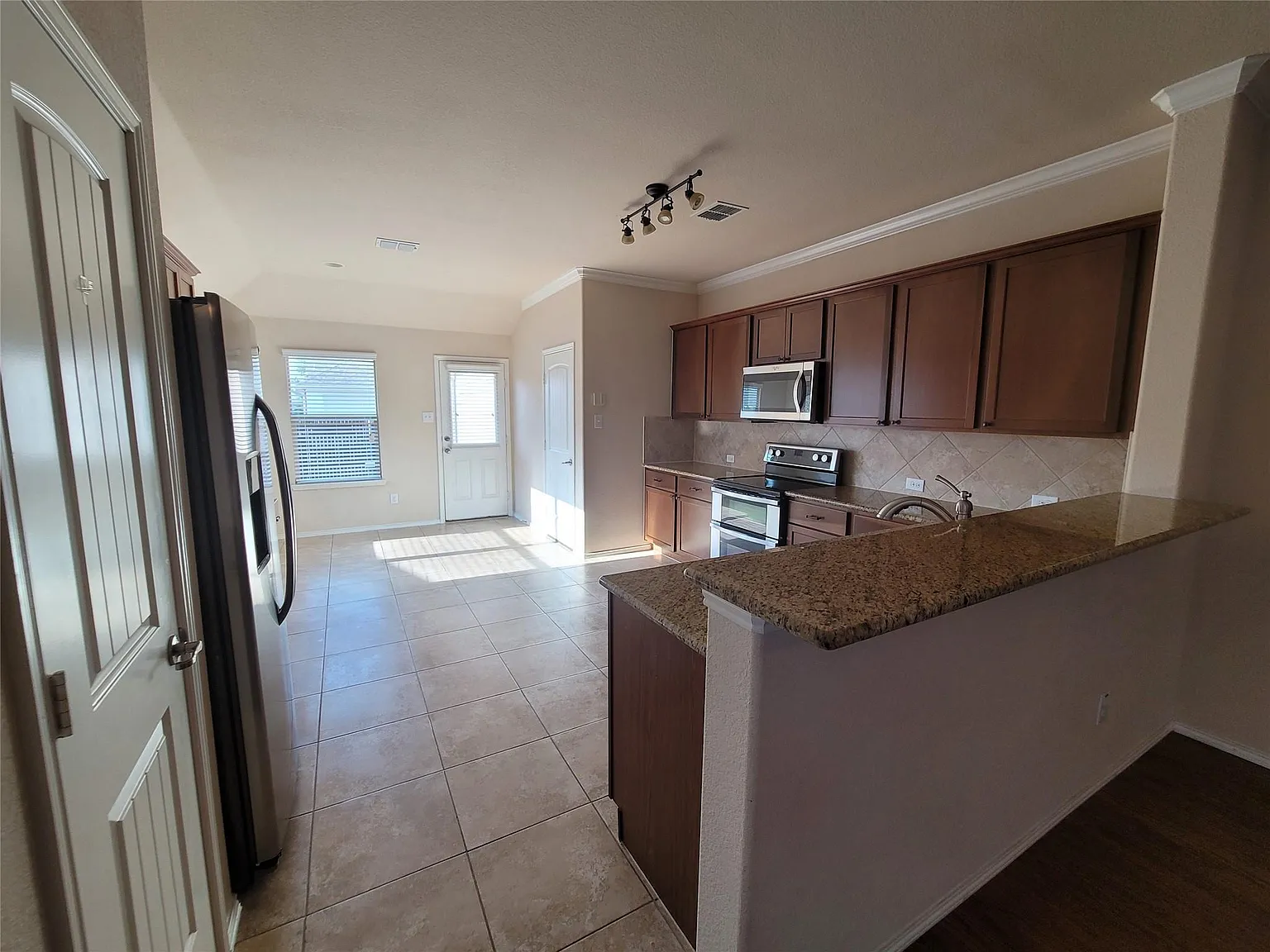4 bed, 1557 sqft, $1,950 — Photo 4