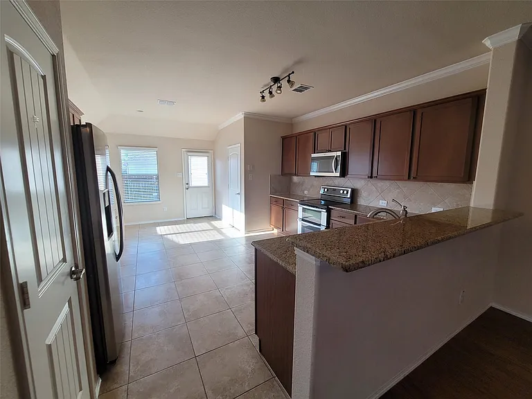 8913 Eastwood Ave — Photo 4