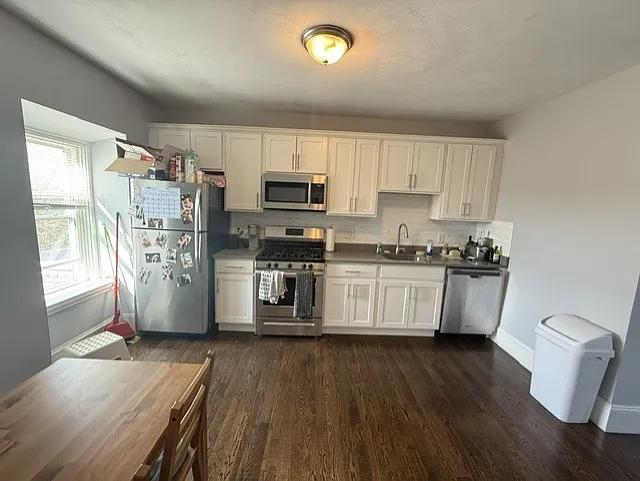 10 Cross St E #1
