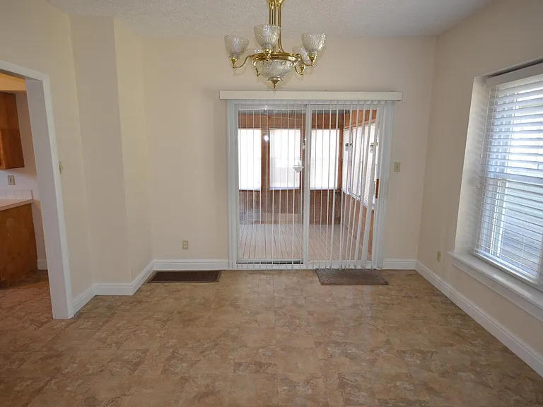 805 Saxon Ave — Photo 15